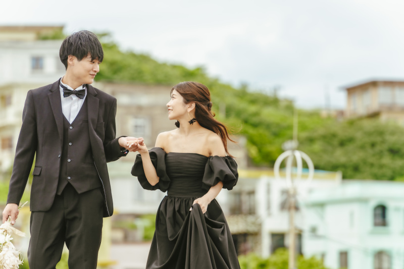 そっと仲良く手を取り合いながらお散歩タイム