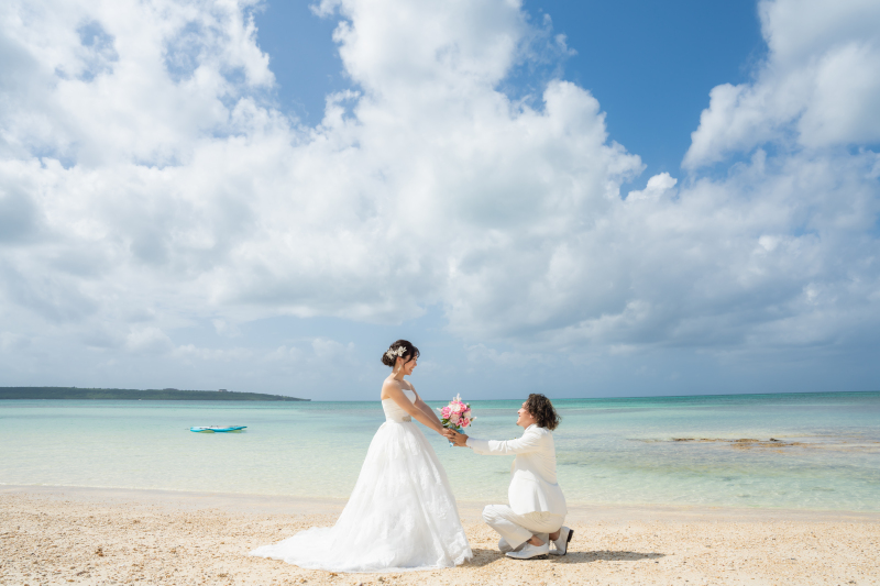 手を握りあって