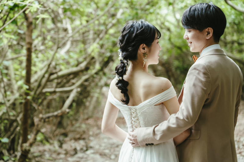 空から神秘的に降り注ぐ木漏れ日がおふたりの