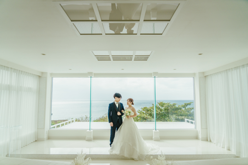 純白のチャペルでウェディングフォトのスタート