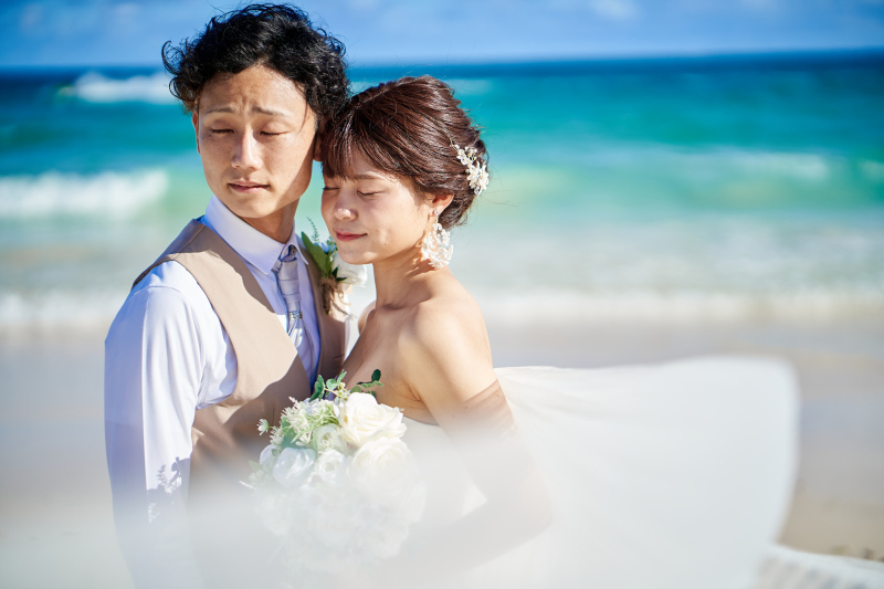 向こう側には美しい層になる海の色