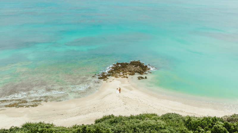 高い高い空から見たおふたりのウェディングフォト
