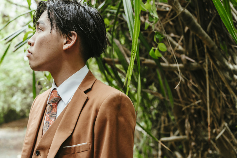 ご新郎様の落ち着いたカラーのタキシードデザイン