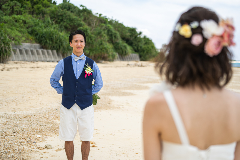 後ろに隠しながら