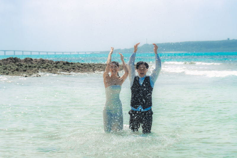 後半は特別な衣装のままビーチの中へウォーターイン