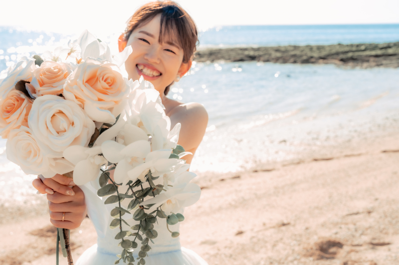 空の下で可愛く輝くご新婦様のとびきりのスマイル