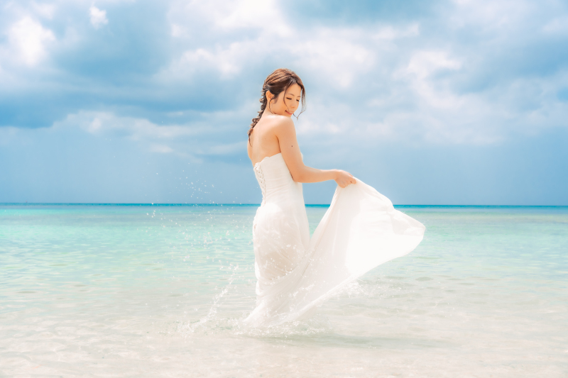 海の中でご新婦様の美しさが一際輝いている