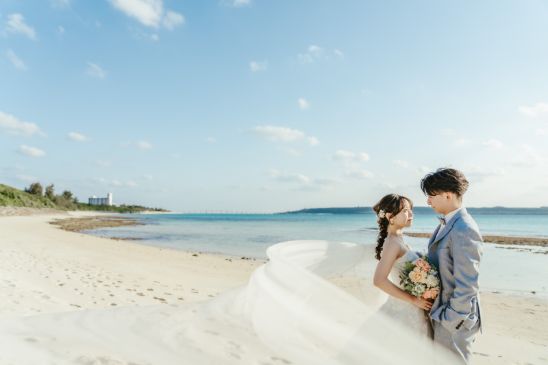 風に乗りふんわりと舞い上がるベール