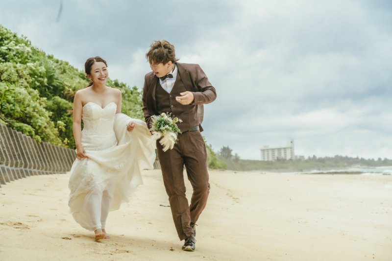 浜辺を一緒にかけっこする仲睦まじい光景！