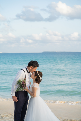 チャペルと夕暮れ時のビーチで