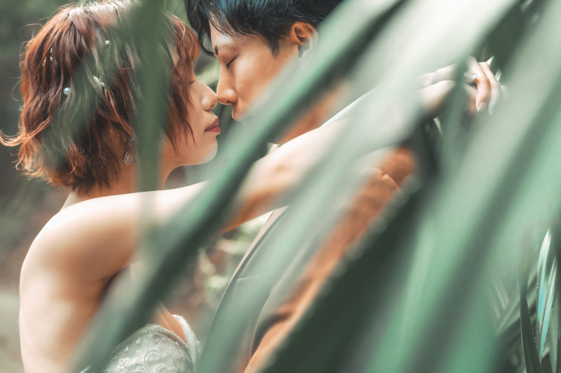 グリーンの隙間から見えるおふたりの表情