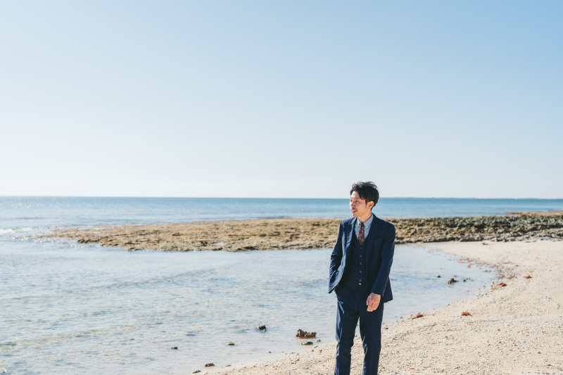 ご新郎様は落ち着いたカラーのタキシードスタイル