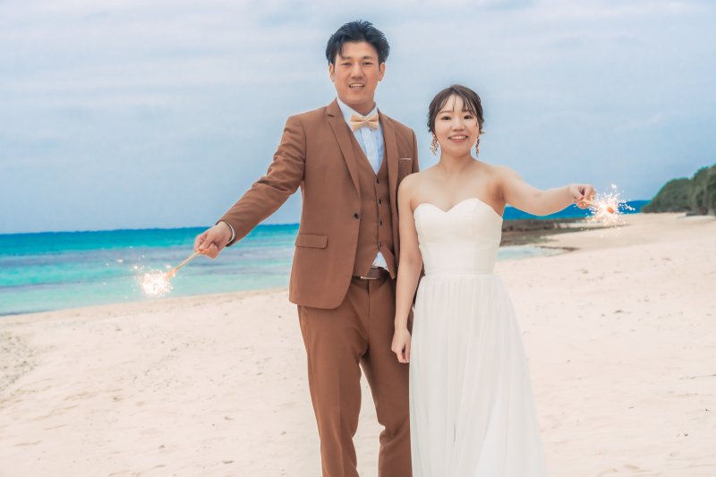 ラストはおふたりそれぞれの手に花火を持って