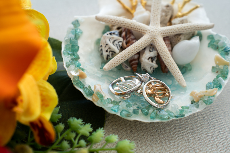 おふたりの指輪をリングピローに乗せて