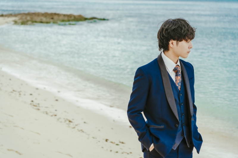 ご新郎様は落ち着いたネイビーカラーのタキシード