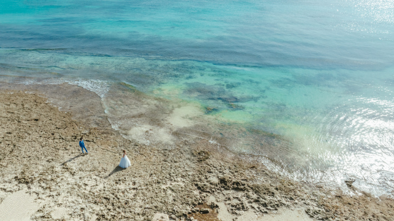 ドローンで空高い位置からの撮影　美しい海が広がる