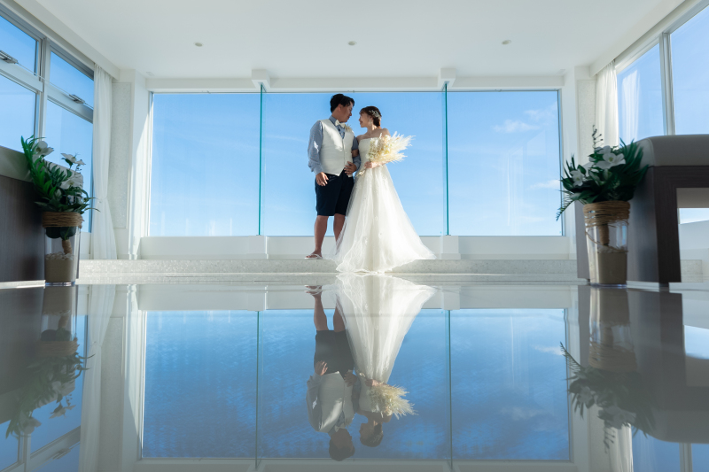 快晴の空を背景に