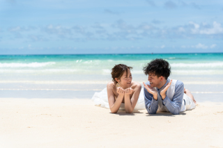 真夏の海にビーチインショット