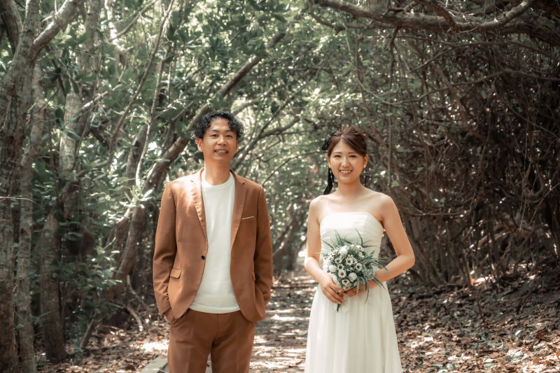 ビーチへと繋がる森の中でまずはワンショット