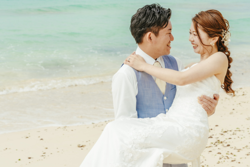 ぎゅっと新郎様に抱きしめながら素敵な表情