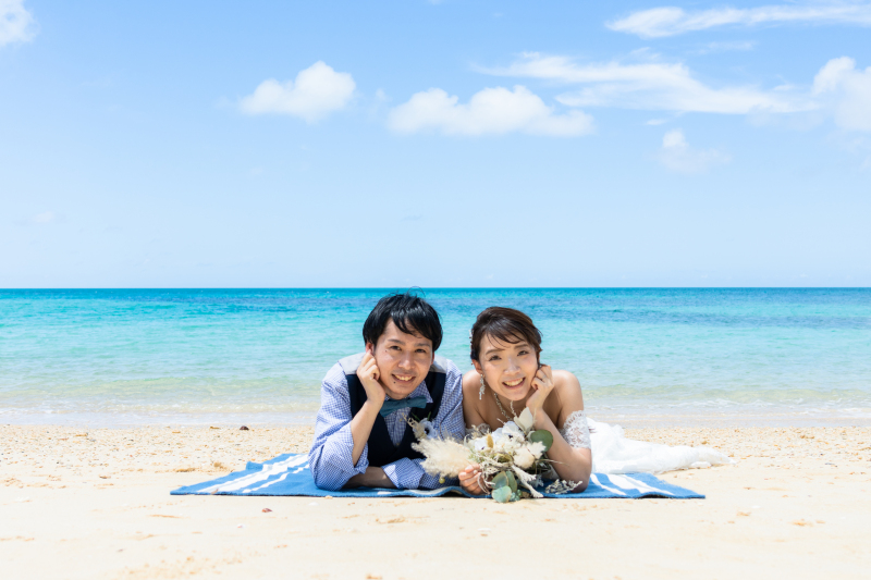 寝転がって、目線を向けて