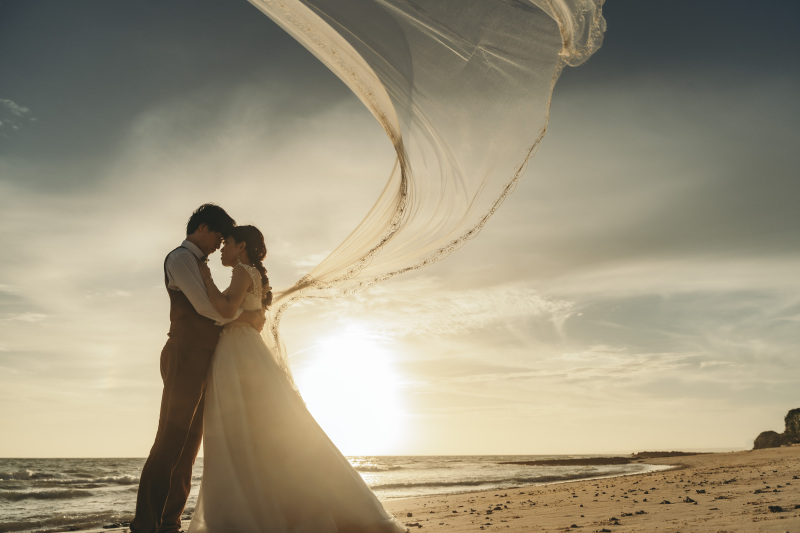 風に吹かれて舞い上がるベールが美しく幻想的