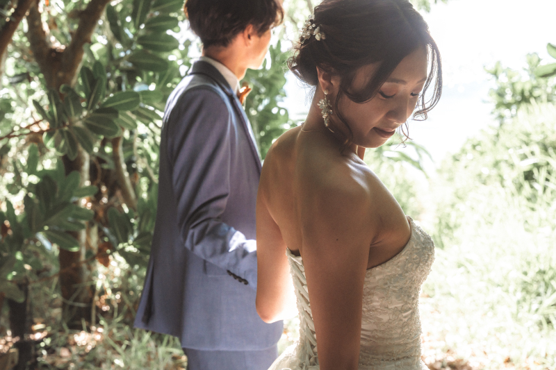 ビーチへと続いていく森の中をゆっくりと