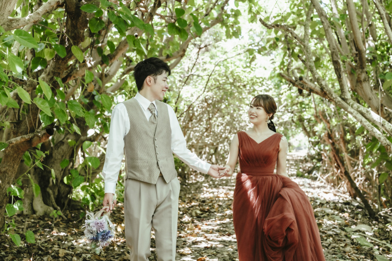 仲良く手を繋ぎながら森の中をお散歩タイム