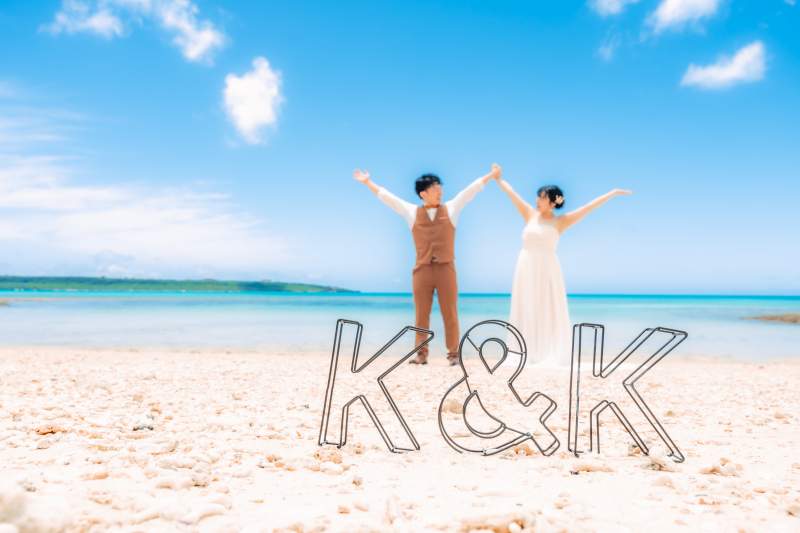 おふたりのイニシャルオブジェで楽しいショット