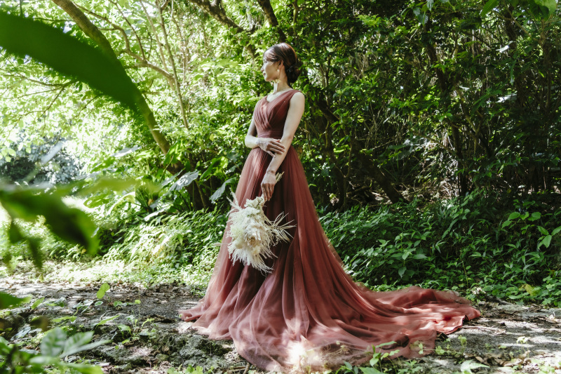 白いウェディングドレスとは異なる美しさがある