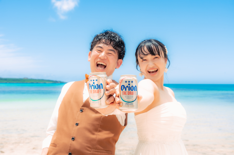 沖縄といえばグッズで表情もさらにテンションアップ