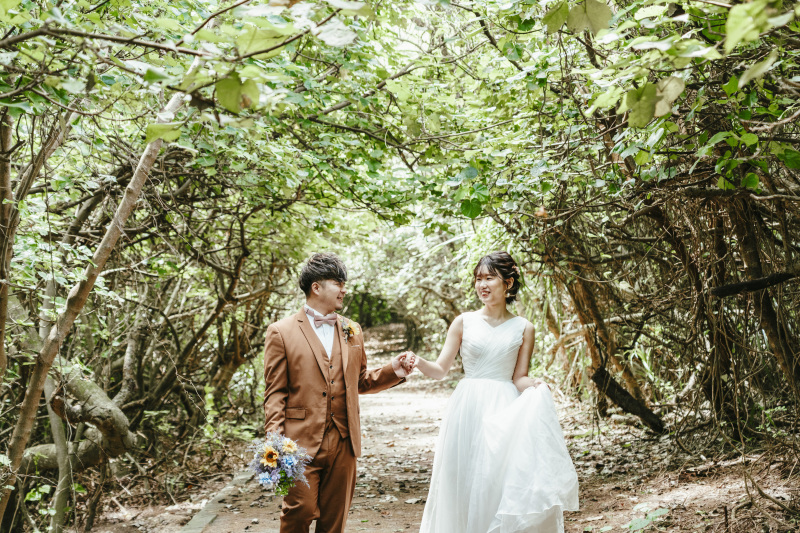 仲良く手を繋ぎながら 森の小道をお散歩タイム