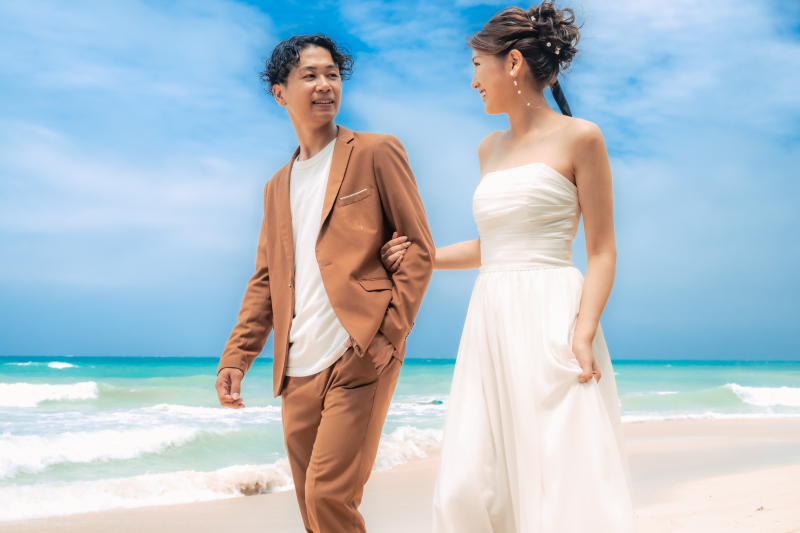 仲良く腕を組みながら浜辺をお散歩タイム