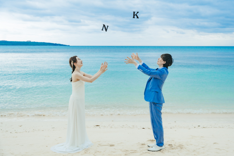 空中にキレイに舞い上がるイニシャルオブジェ