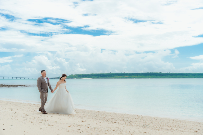 仲良く一緒に手を繋ぎながらお散歩タイム