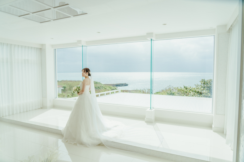 シンプルな色調だからこそ引き立つご新婦様の姿