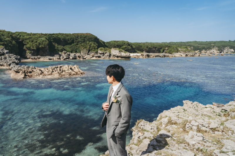 ご新郎様はカッコよくグレーのタキシードにて