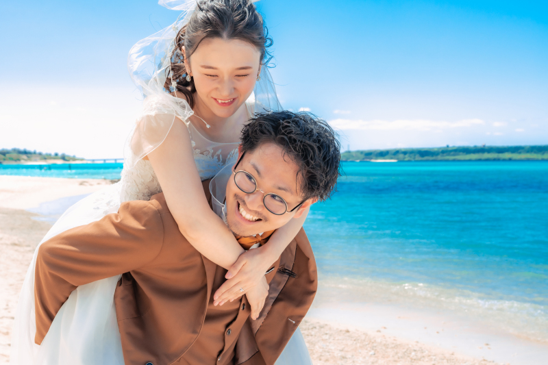 後ろからぎゅっと可愛く抱きつくご新婦様の姿