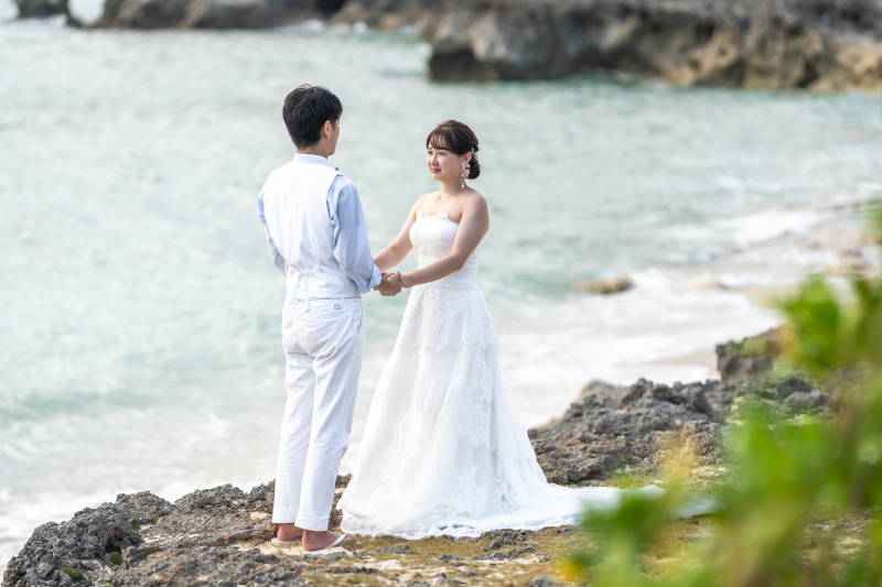 手を取り合って