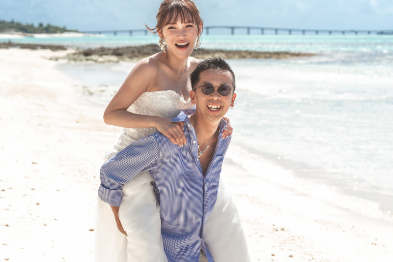 ご新郎様に頼もしくおんぶしてもらいながらスマイル