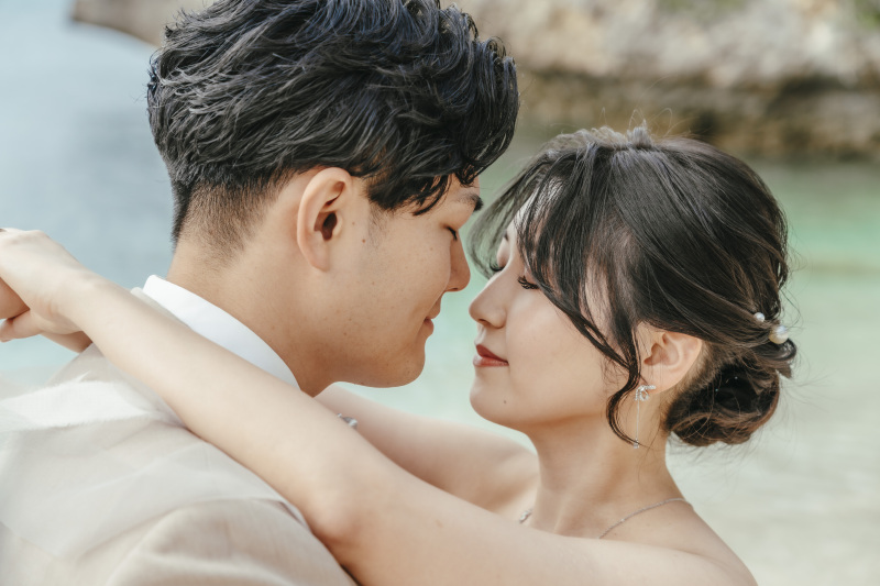 ご新婦様よりご新郎様へ　ギュッとお顔を寄せながら