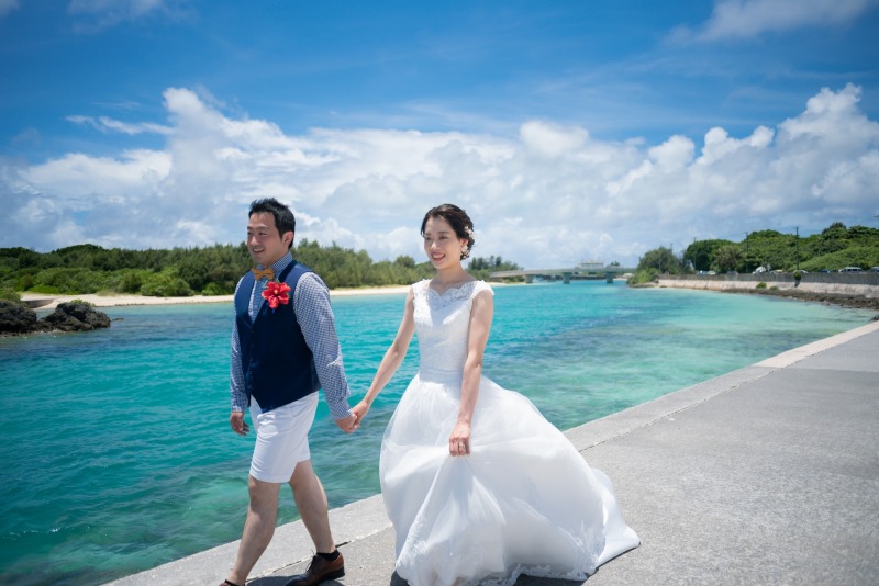 撮影中は常に新郎様がサポート