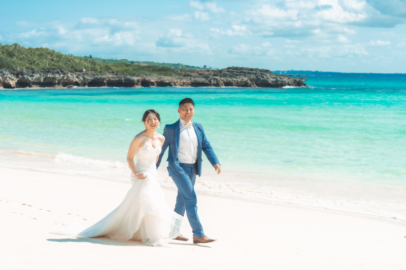 宮古島の海に輝くおふたりの笑顔がステキ