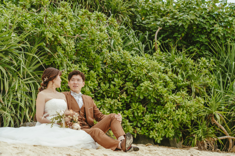 ビーチ沿いに座ってリラックス