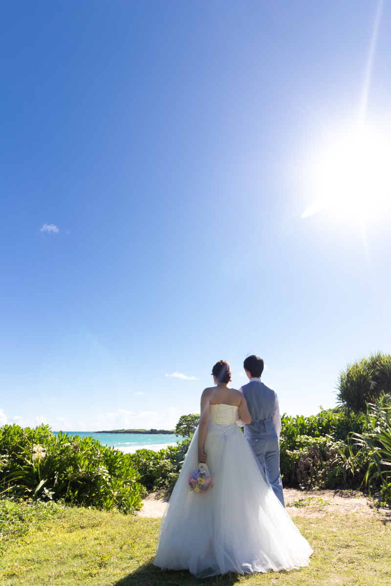 太陽が眩しいロケーションで始まり