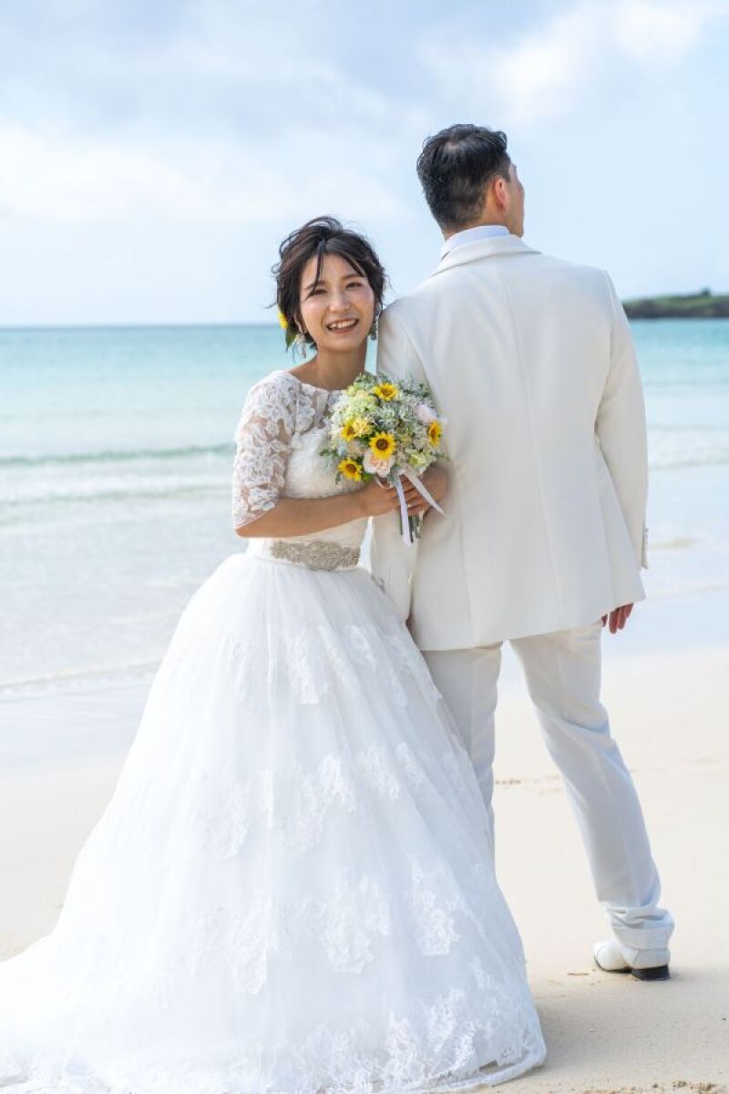 白いコーディネートに黄色の向日葵が映える