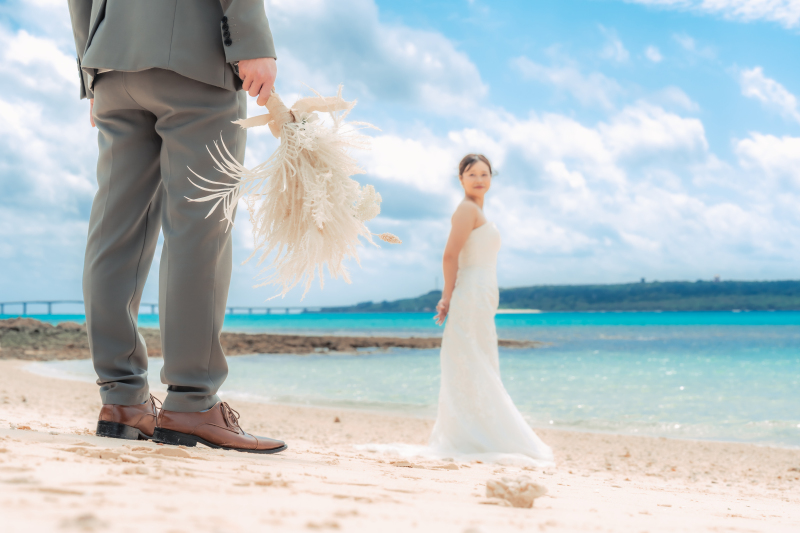 ご新婦様のブーケを手にしながら見つめる姿