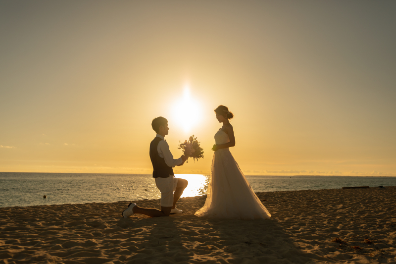 宮古島の夕日に見守られたウェディングフォト