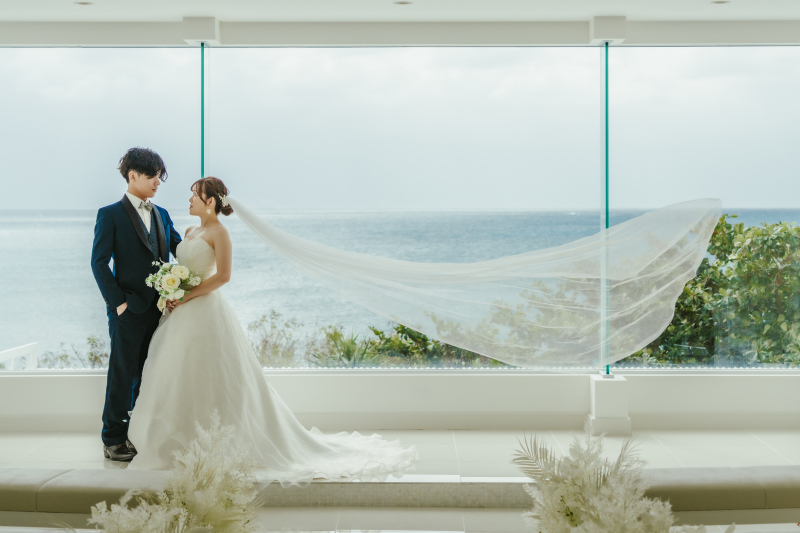 祭壇上でふんわりと広がるウェディングベール