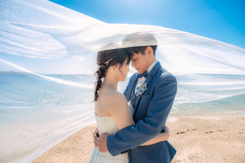 ふんわりと風に吹かれるベールに包まれながら